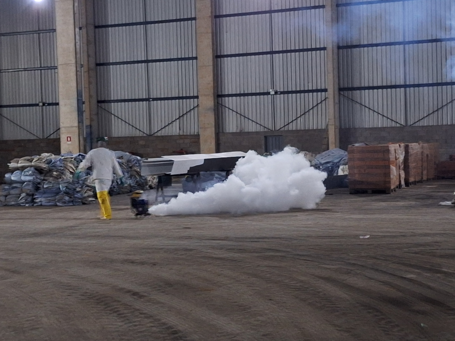 Nebulização (termonebulização) de controle de pragas em galpão industrial